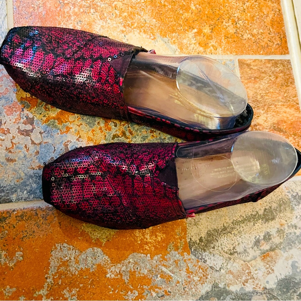 🌹Classic Tom’s Red & Black Sequined Snake Print Flats!